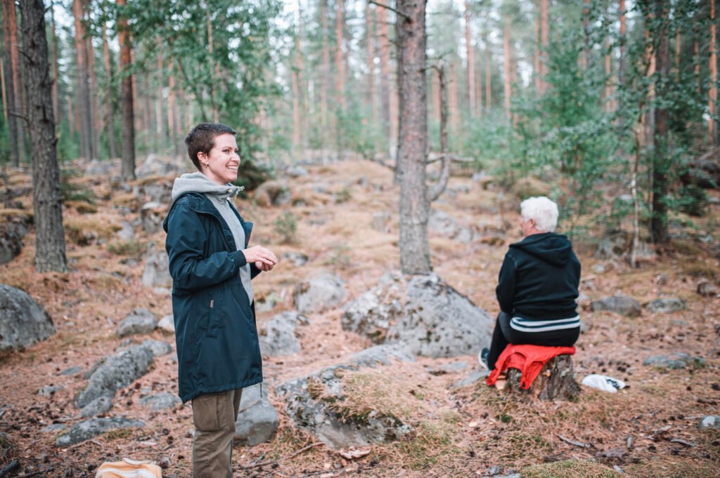 Ryhmän ohjausta metsässä