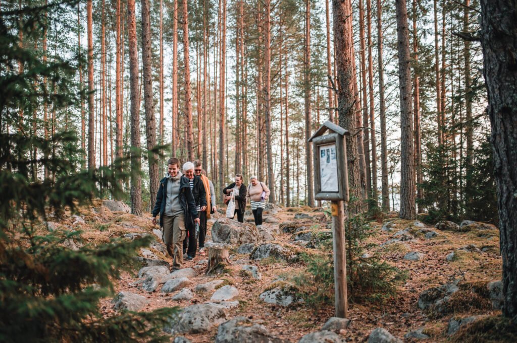 Ryhmä metsässä Kuva johtaa sivulle Luovuuspalvelut ryhmille